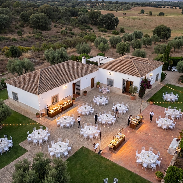 Imagen aérea de la finca en la Sierra Norte de Sevilla para eventos y catering de Maximo Grupo