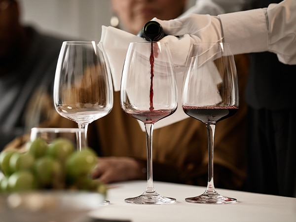 Camarero sirviendo vino en un catering movil hospitality