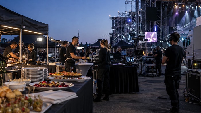 Imagen de catering itinerante en backstage de concierto