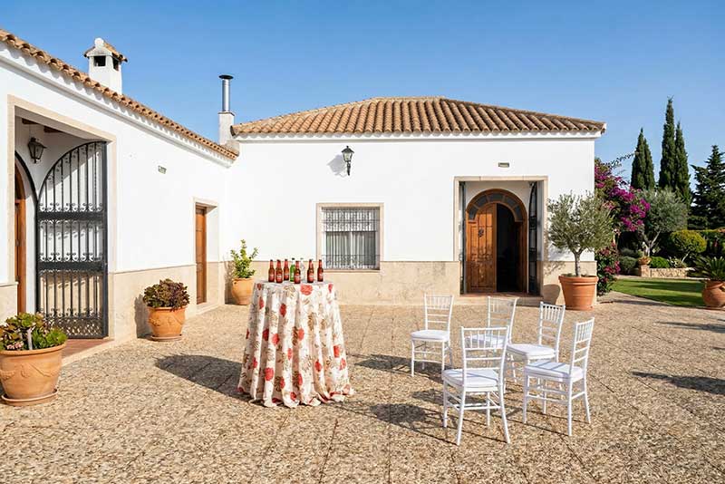 Fotografia tomada en el exterior de la finca de Maximo Grupo en la sierra de Sevilla