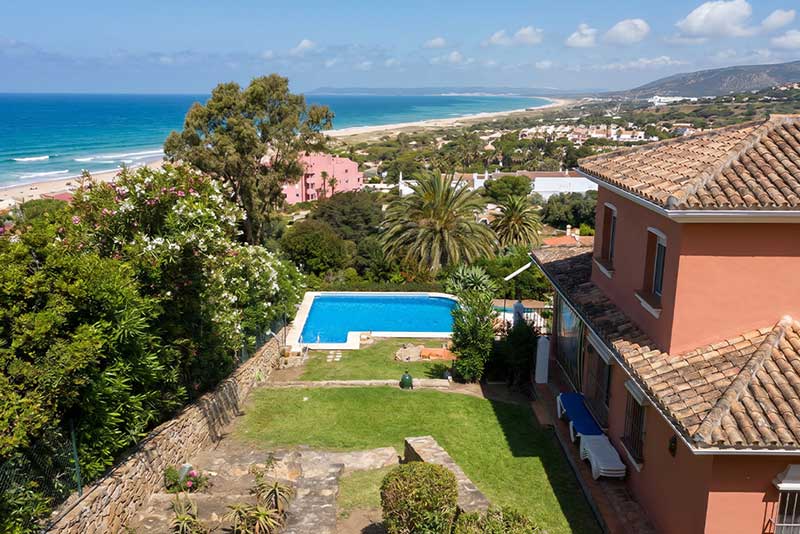 Vista trasera de chalet privado en Playa de los Alemanes en Cadiz para catering y eventos de Maximo Grupo con vistas a la playa en el fondo