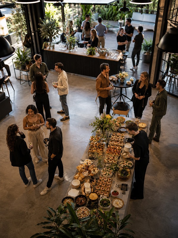Catering en evento corporativo organizado con la ayuda del equipo de Máximo Grupo